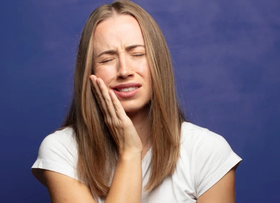 Когда треснувший зуб можно сохранить, а когда только удалять