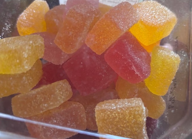 О желатиновых мишках, резиновых изделиях номер два, конце света и, конечно же, традиционный папа Римский