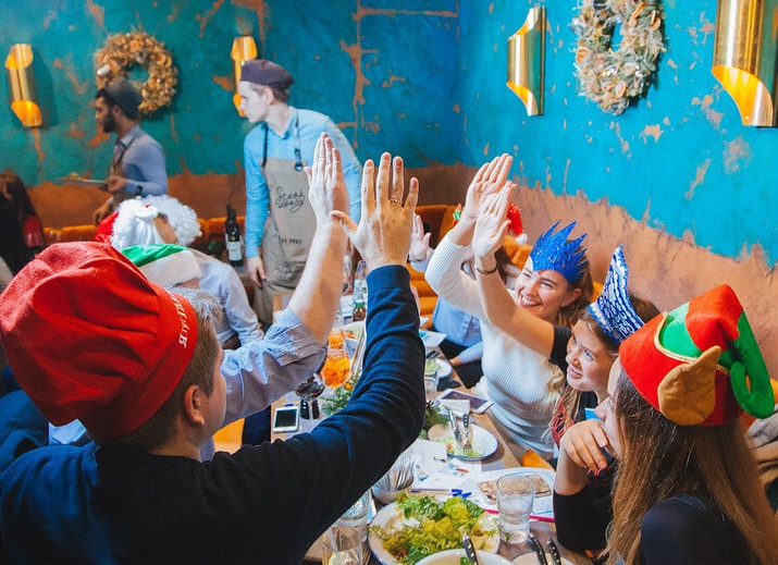 Как отметить Новый год с друзьями, если вы разъехались по всему свету