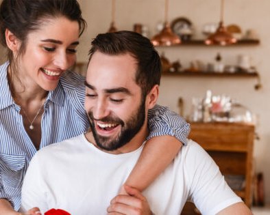 Не носки и не конверт с деньгами. Как выбрать классный подарок для любимого человека